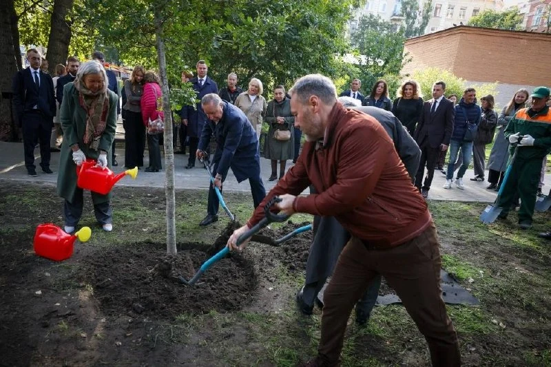 В Ораниенбаумском саду прошла акция «Аллеи Российского театрального общества»