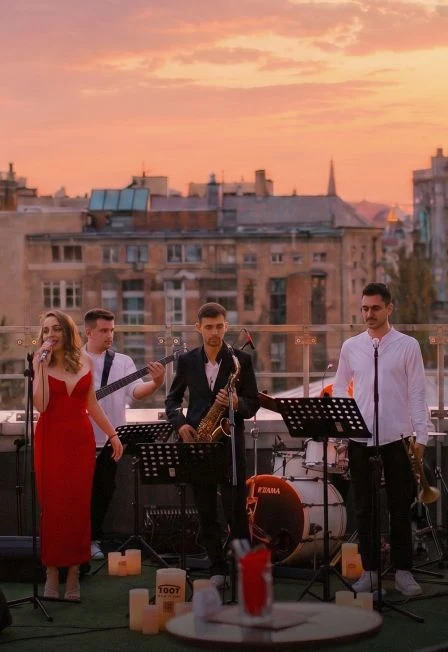 Adele: стадионные хиты в камерном звучании джаза на открытой крыше — Отель «Novotel Москва Центр» — афиша Санкт-Петербурга