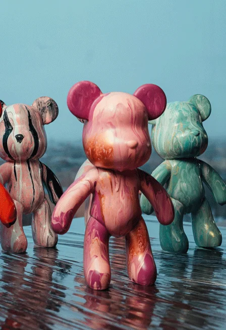 Роспись мишки Bearbricks в технике флюид-арт с видом на Неву — Крыша 18 — афиша Санкт-Петербурга