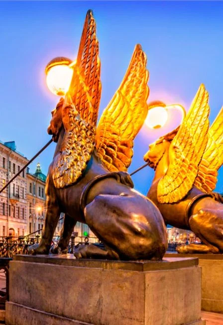 Классический Петербург: легенды и сюрпризы центра города в мини-группе — Место встречи: у грифонов Банковского моста — афиша Санкт-Петербурга