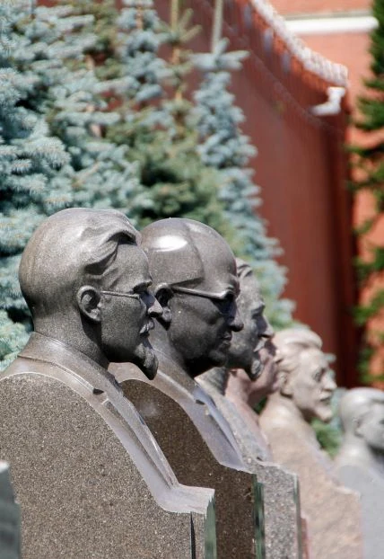 Мавзолей Ленина: тайны Кремлевского некрополя — Место встречи: м. Площадь Революции, Театральная. У памятника Жукову — афиша Санкт-Петербурга
