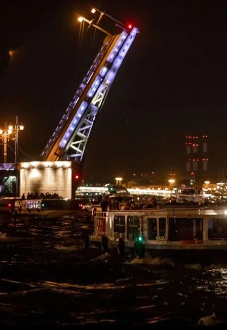 Разводные мосты - ночная прогулка по рекам и каналам к Дворцовому и Троицкому мостам — Причал на набережной реки Фонтанки, 71 — афиша Санкт-Петербурга