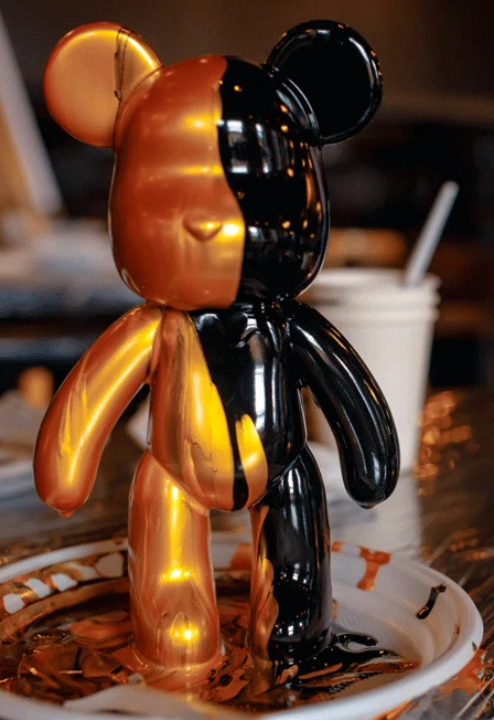 Роспись мишки Bearbricks в технике флюид-арт в ресторане Tillander — Tillander — афиша