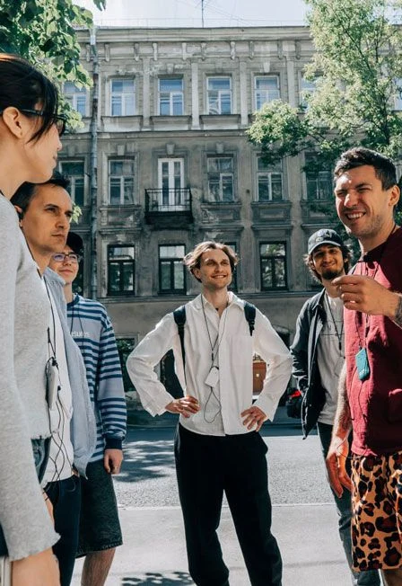 Стендап экскурсия по Васильевскому острову — Место встречи: метро Василеостровская, у памятника Конке — афиша Санкт-Петербурга