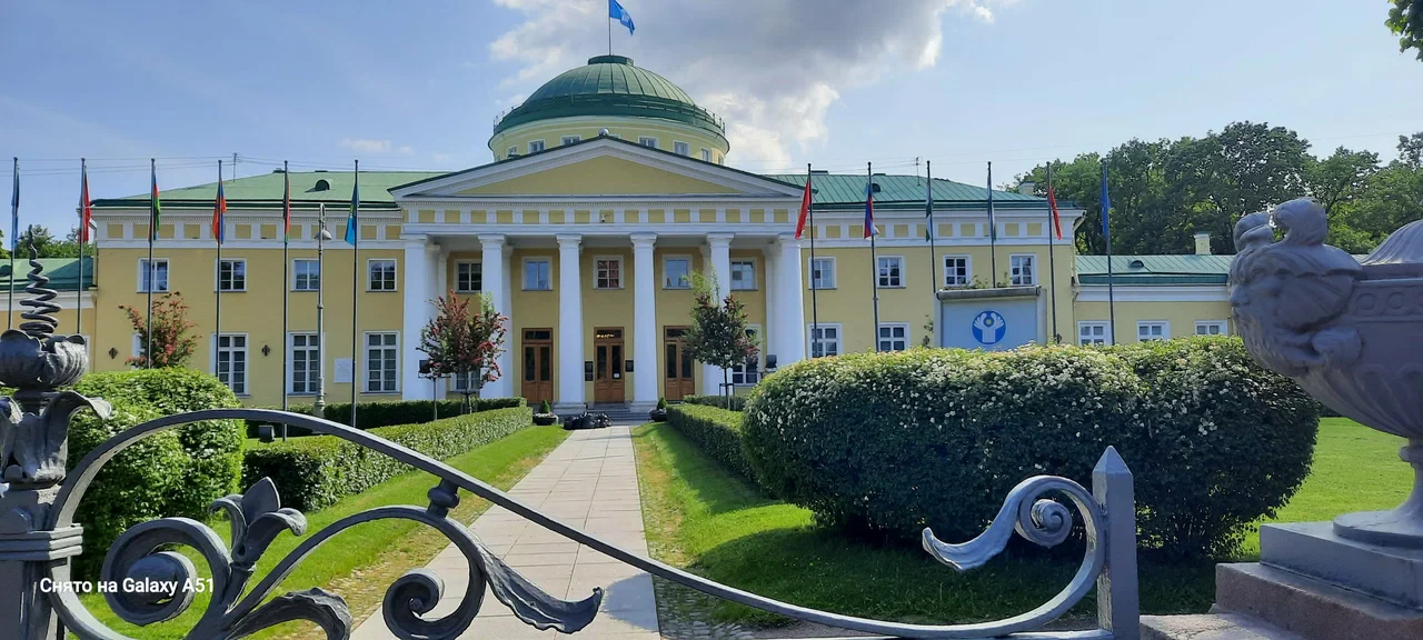 Таврический сад — достопримечательность в Санкт-Петербурге, метро Чернышевская