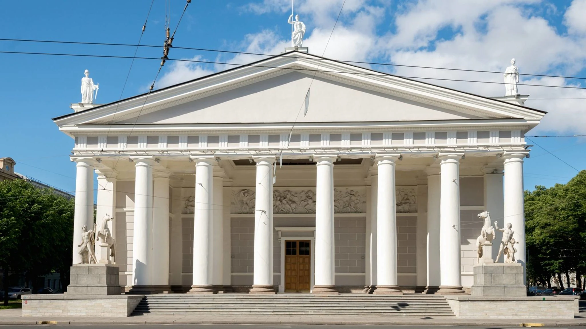Музейно-выставочный комплекс Манеж — выставочный зал в Санкт-Петербурге, метро Адмиралтейская